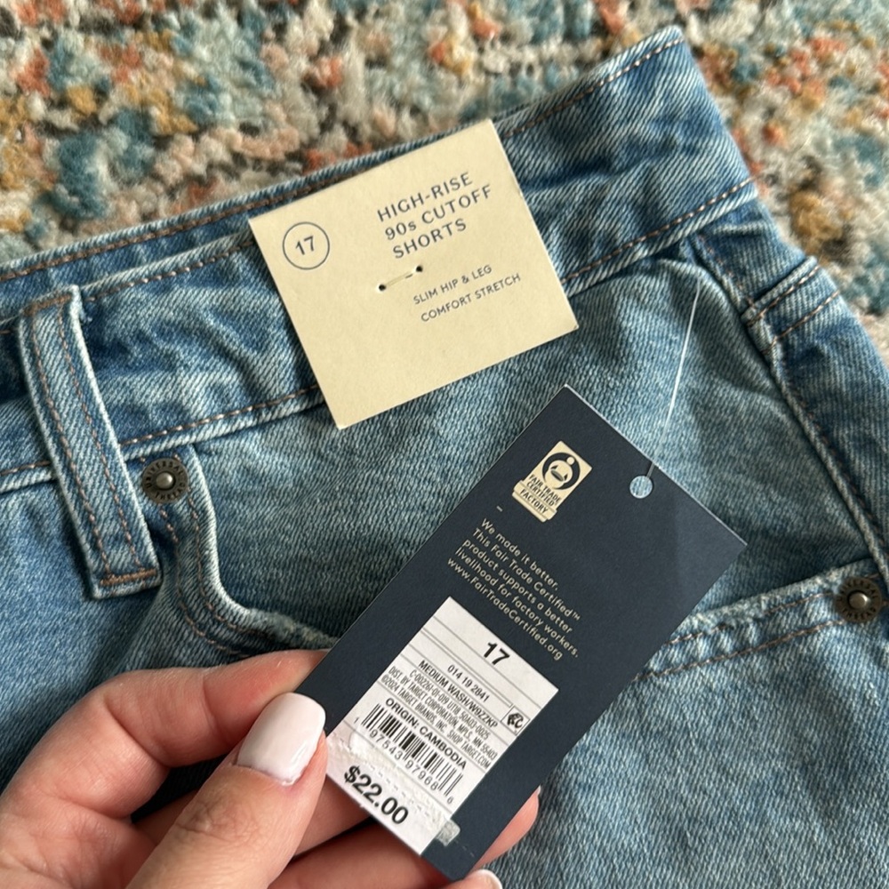 NEW- Universal Thread High Rise 90’s Cutoff Shorts in Medium Wash - Picture 5 of 9